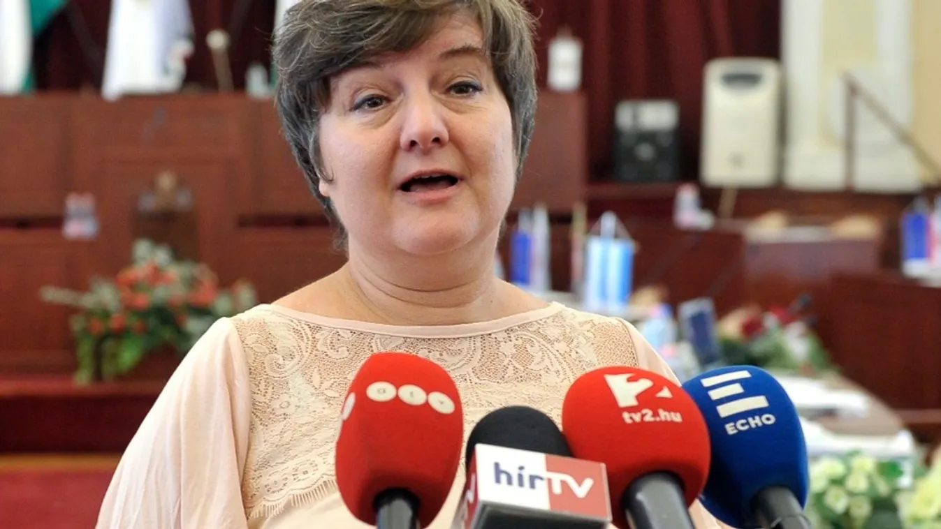 Keménykedik V. Naszályi Márta: ki akarta zárni a körzeti képviselőt a lakossági fórumról + videó