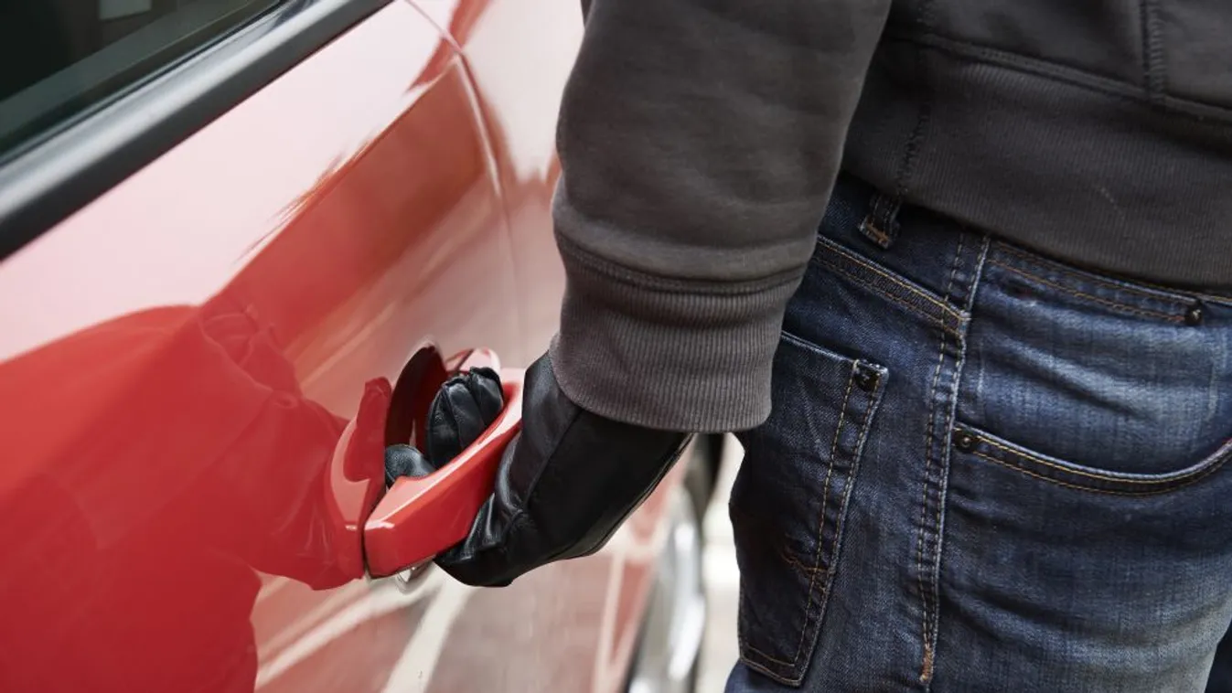 Elkötötte egy futár autóját