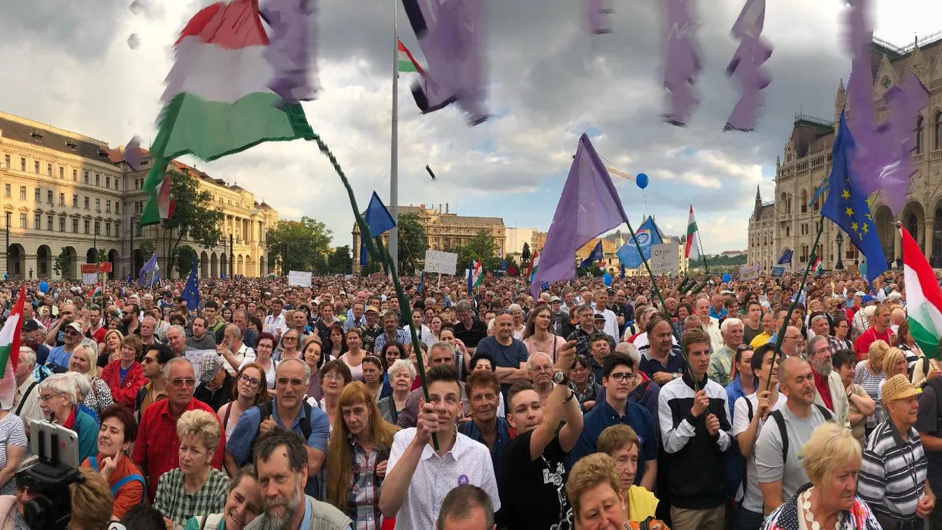 Hatalmas eső zárta a tüntetést a Kossuth téren