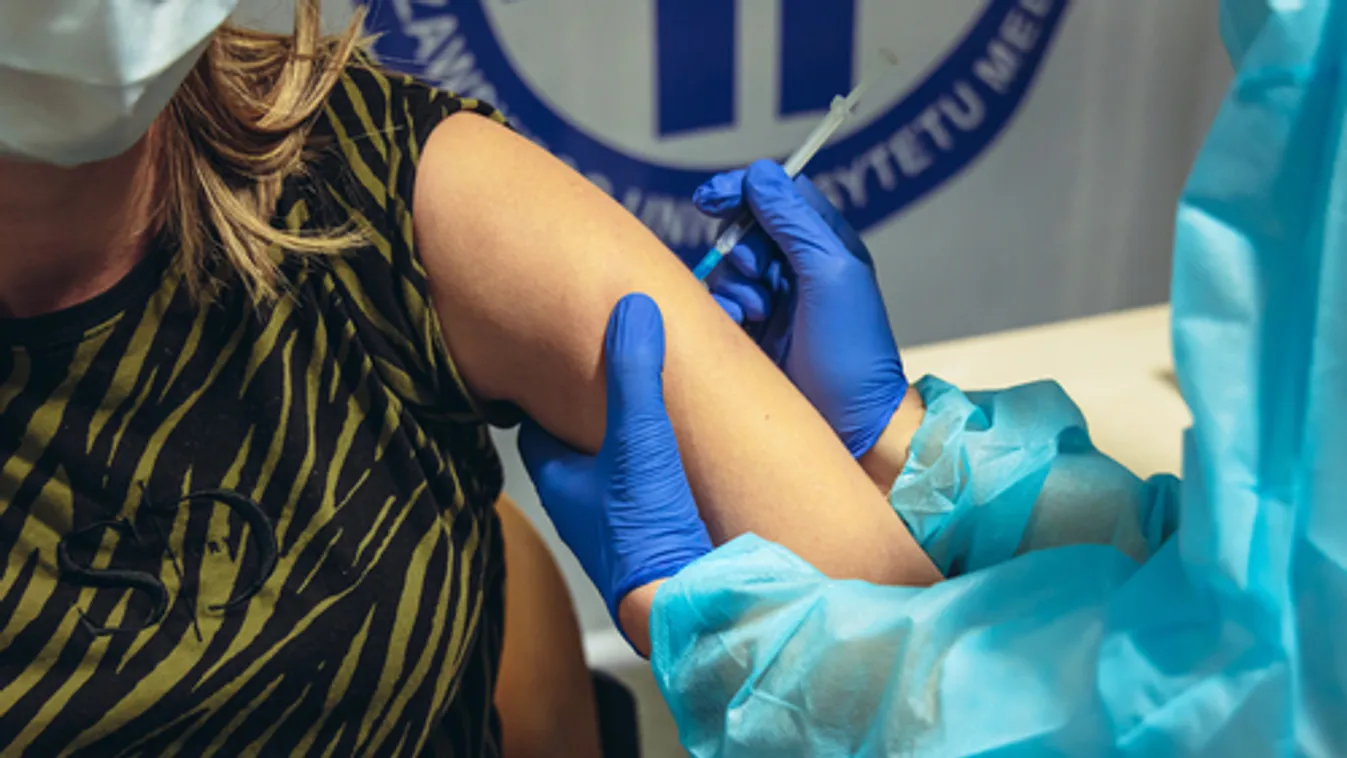 Lengyelországban március végéig foglalt az összes oltási időpont