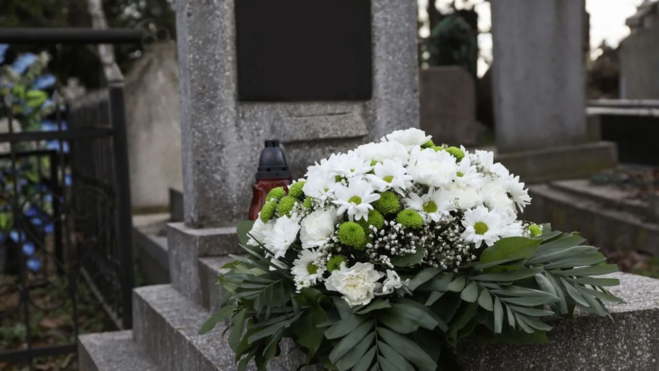 Sokan félnek attól, hogy a drágán vett koszorúkat lelopják halottak napján szeretteik sírjáról
