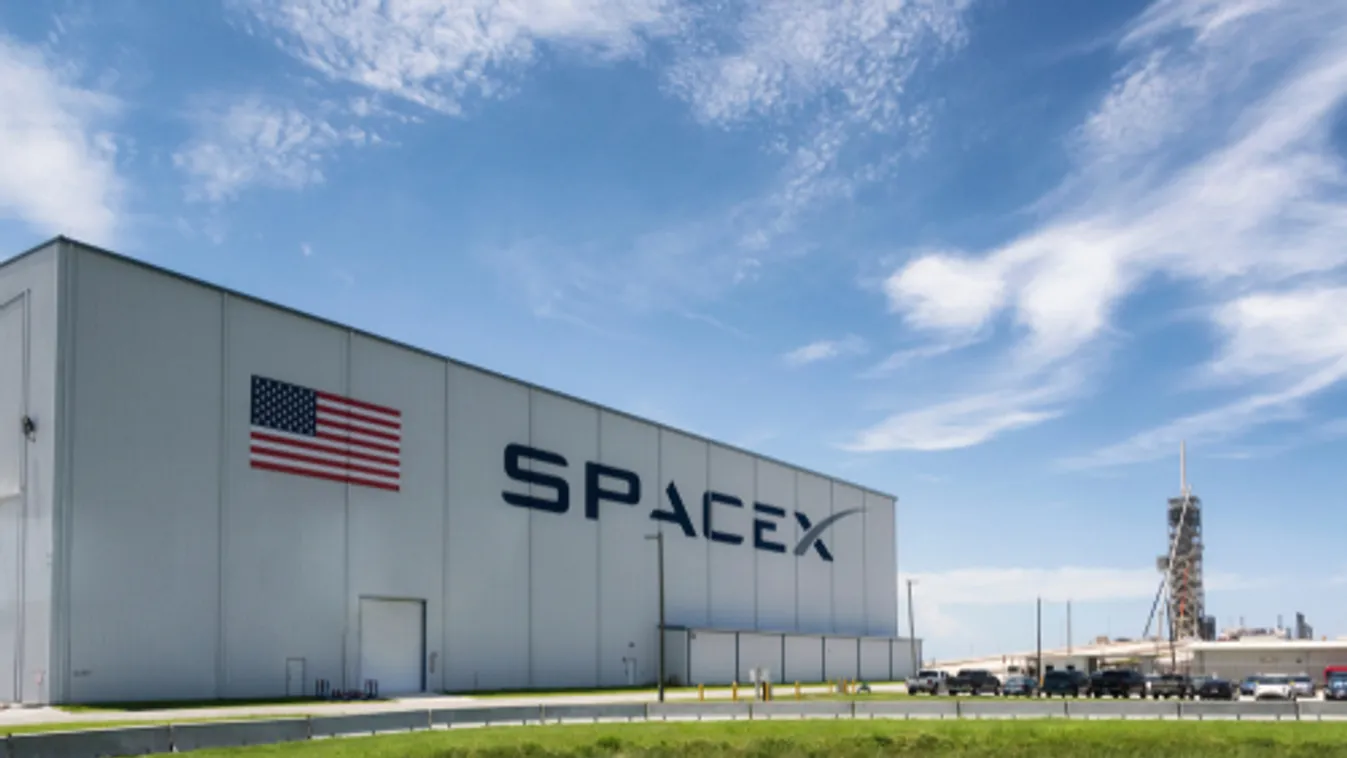 Fedélzetén négy űrhajóssal megérkezett a Földre a SpaceX űrhajója