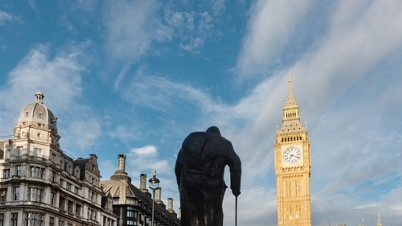 Angliában bíróság elé állítottak három férfit Churchill egykori otthonából ellopott arany WC ügyében