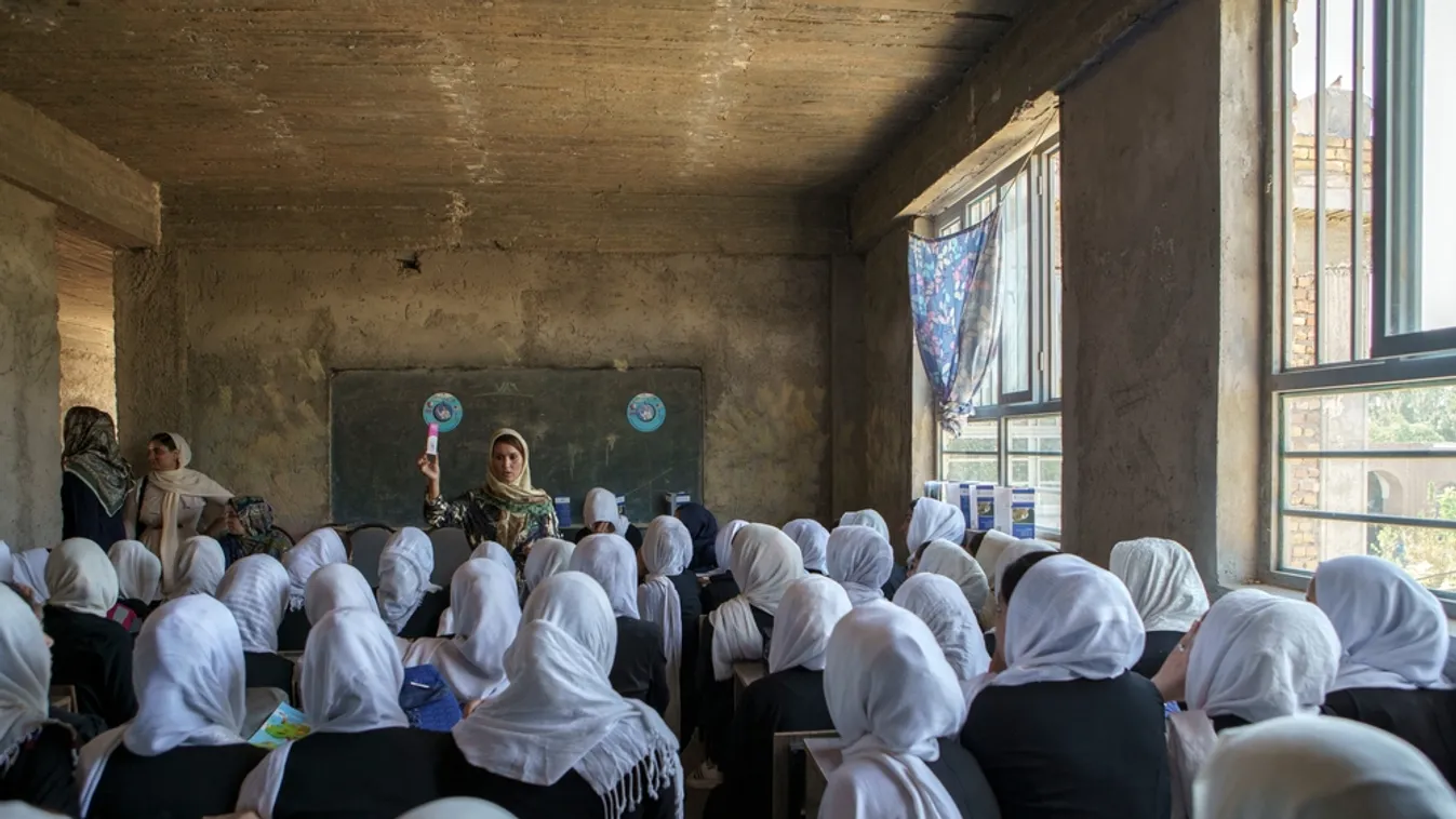 Elítélte az EU és több ország, hogy a tálibok kitiltották a nőket az egyetemekről