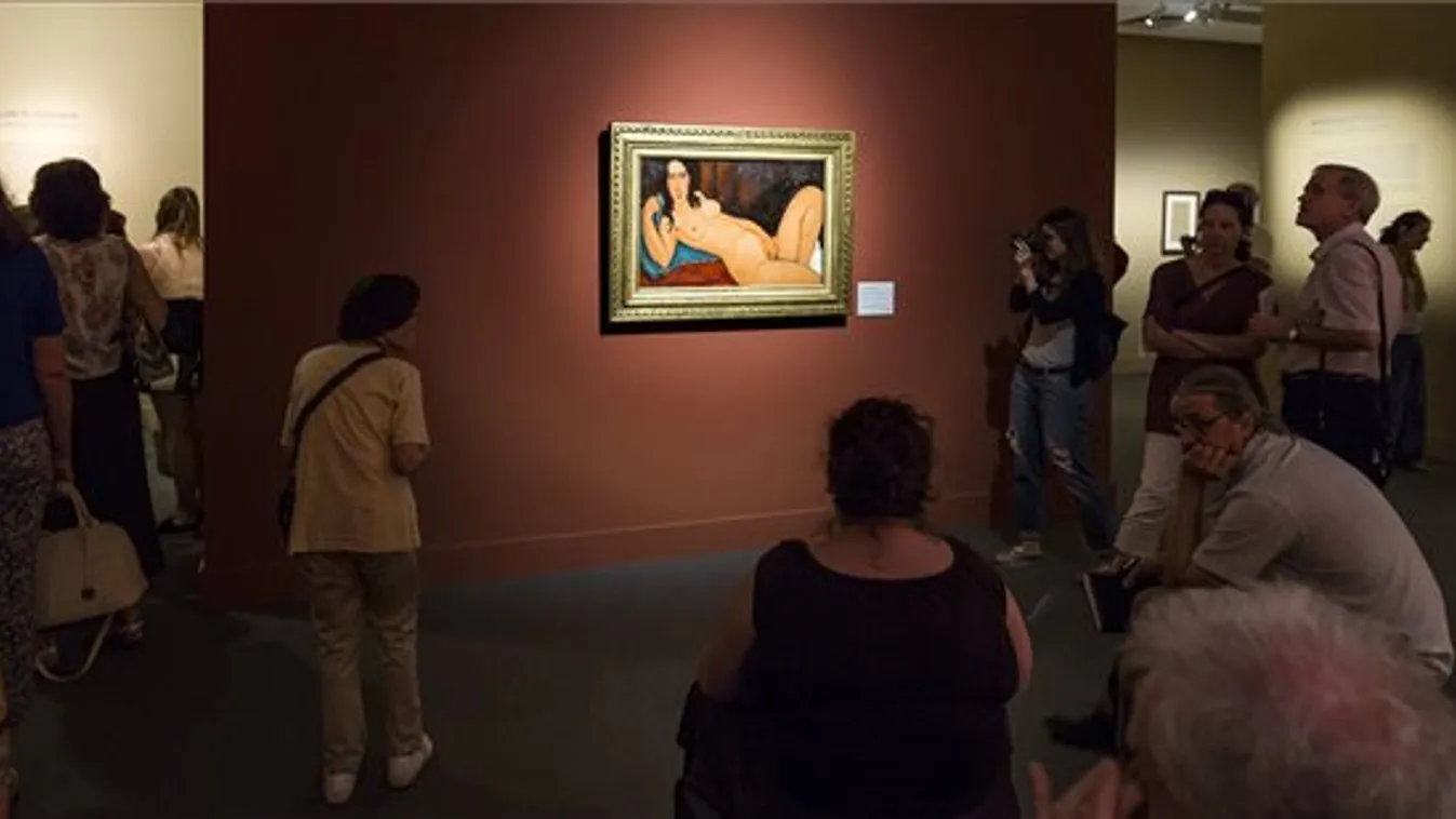 Fekvő akt kibontott hajjal – végre nálunk is