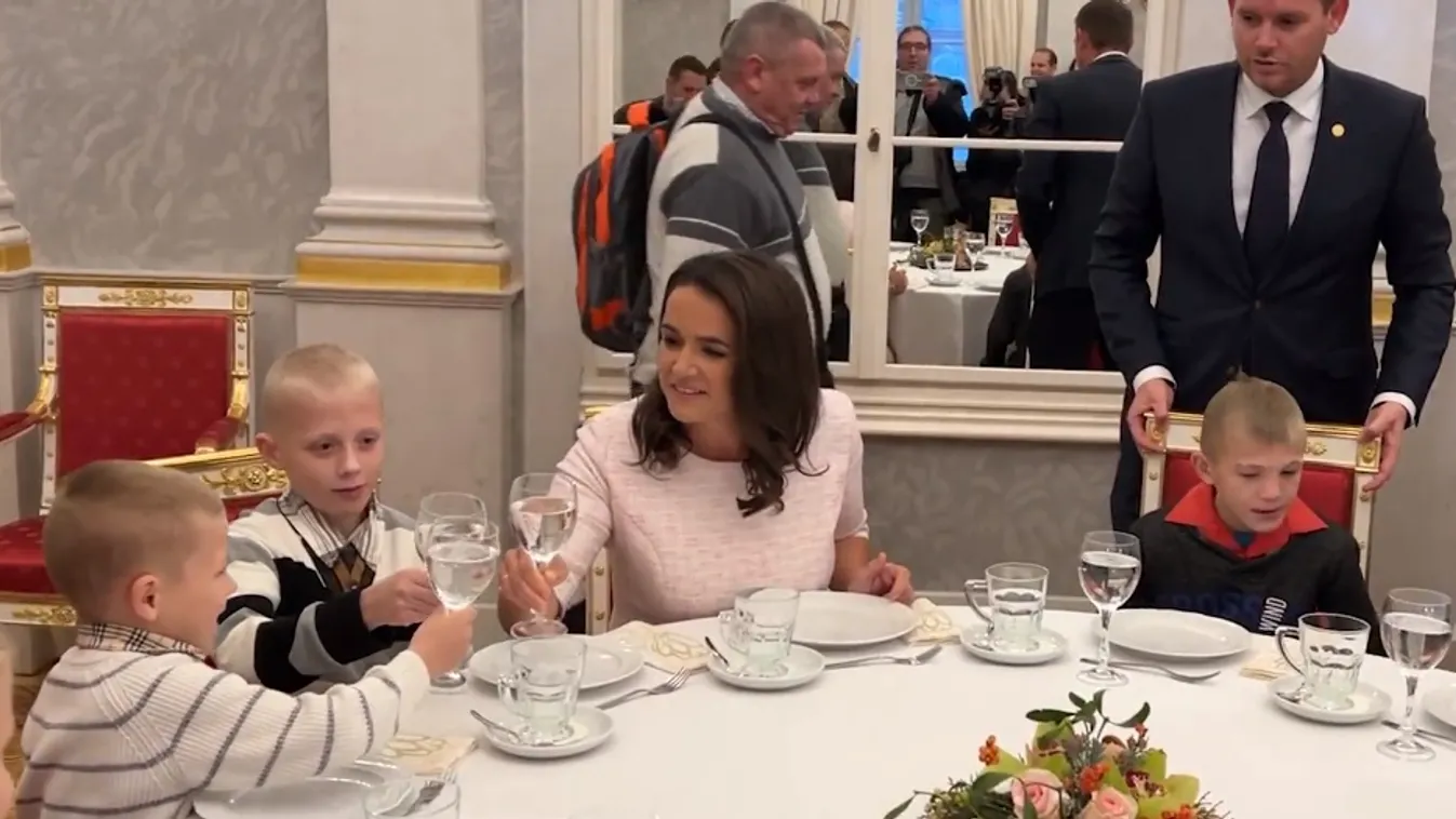 Kárpátaljai gyerekeket fogadott a Sándor-palotában Novák Katalin + videó