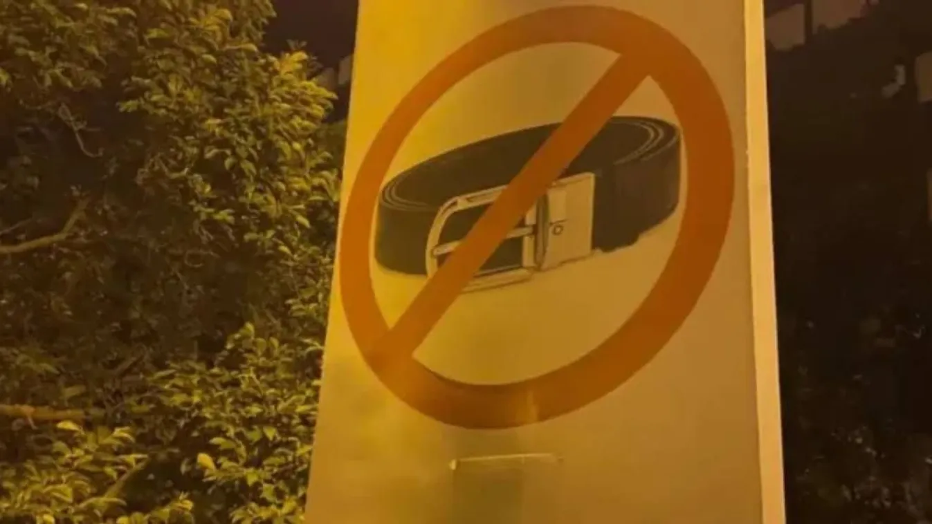 Áthúzott nadrágszíjas plakátok várják Magyar Pétert Debrecenben