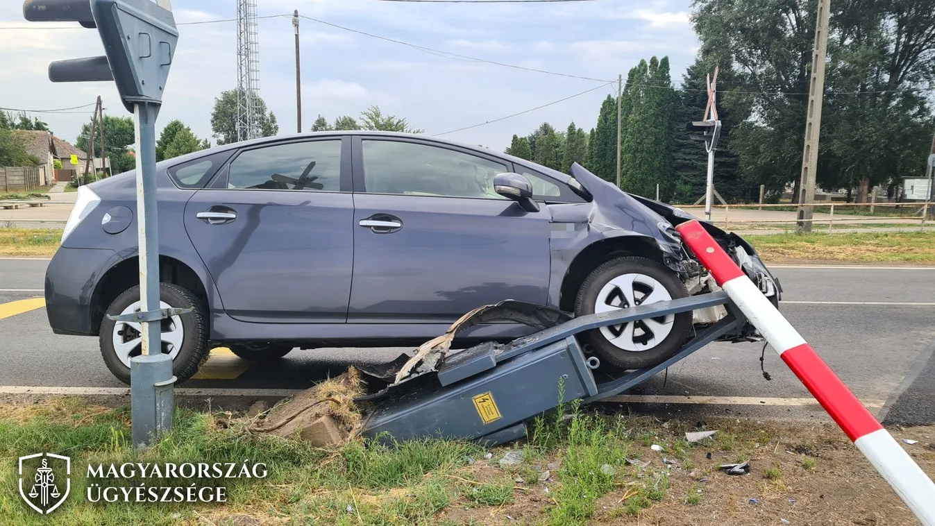 Ráhajtott a sorompóra és letörte