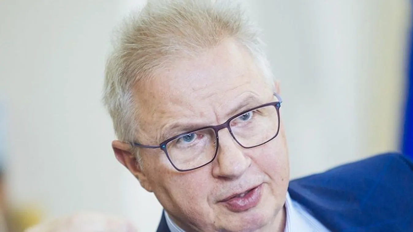 Trócsányi László nagyon hosszú és nagy tapsot kapott