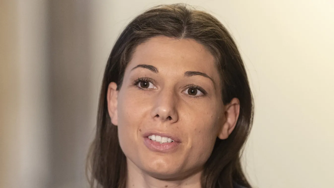 Ne írja alá a munka törvénykönyvének módosítását Áder János