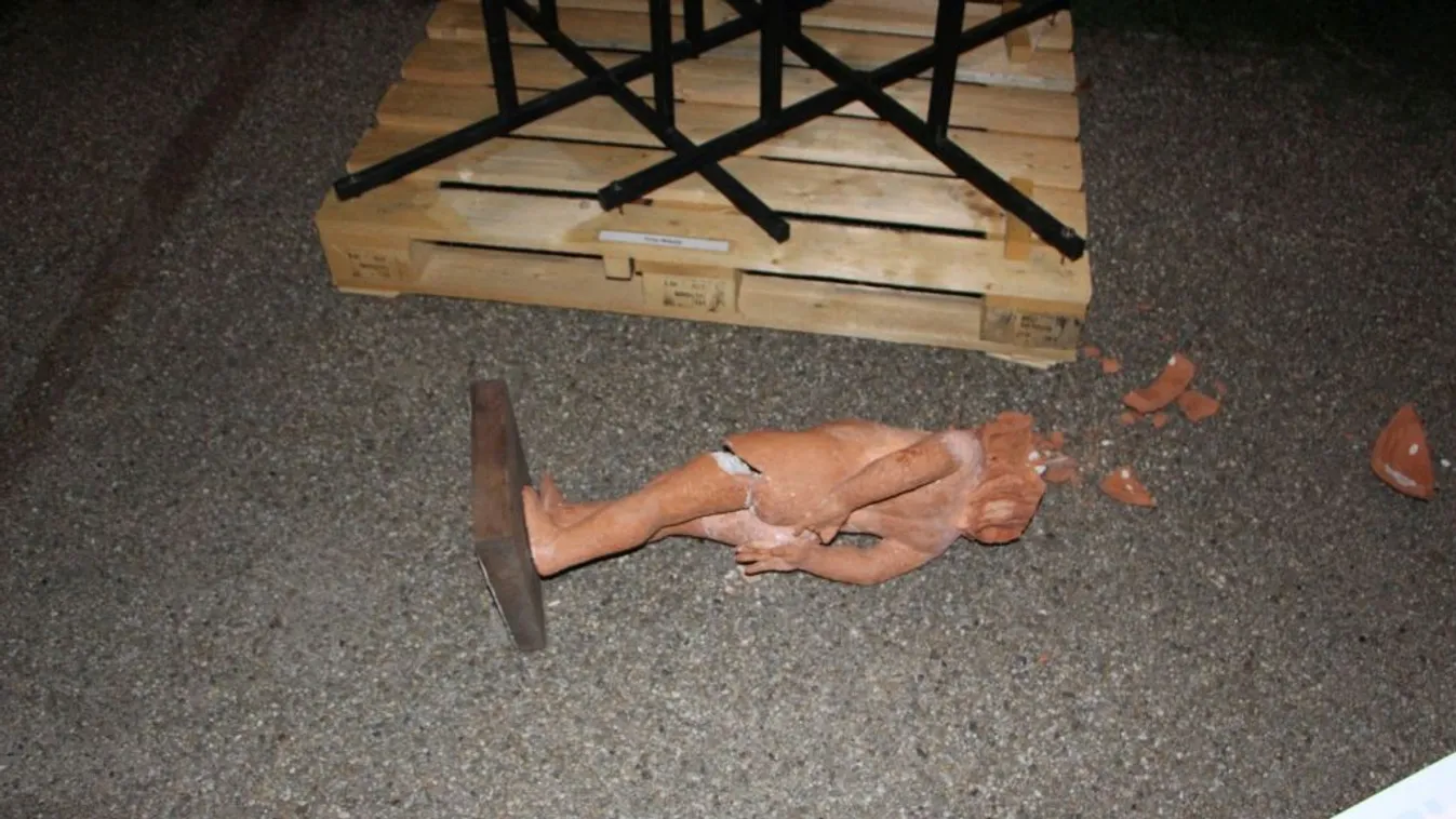 Valami baja lehetett az alkotással