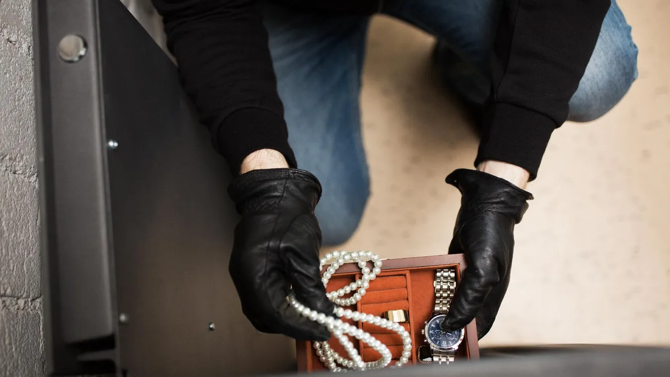 Vádat emeltek egy 14 évvel ezelőtti ékszerbolti rablás ügyében