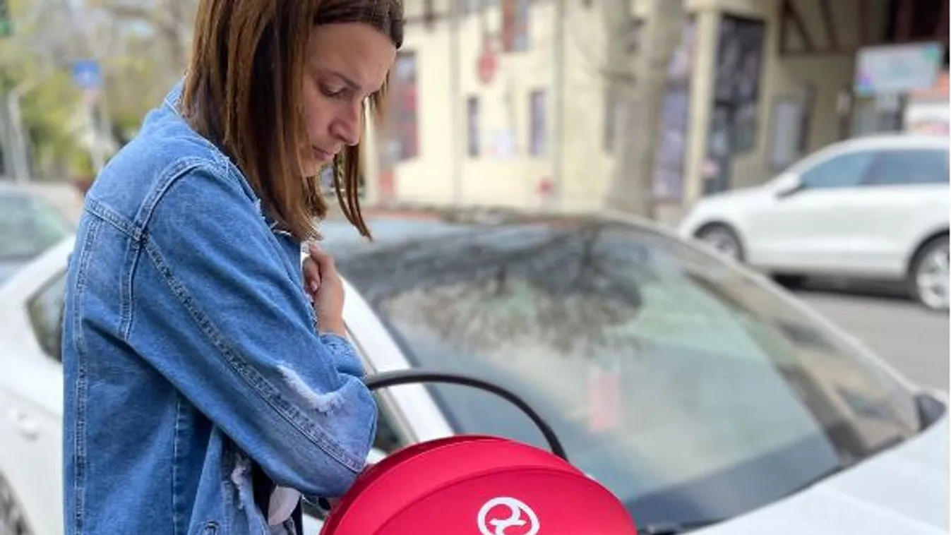 Ököllel ütötték az utcán Berki Mazsit: Rángatta a babhordozót, amibe a kislányom rögzítve volt