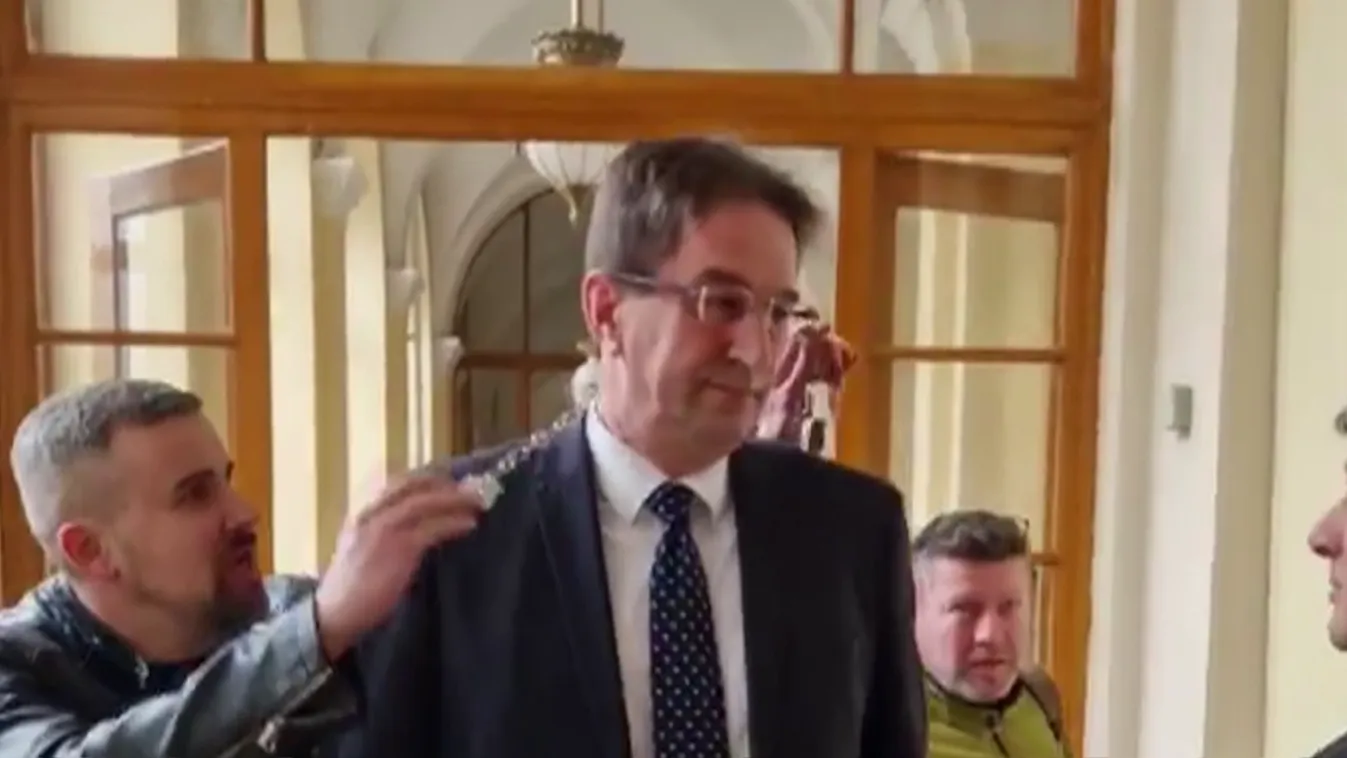 Jakab Péter bilincset akasztott Völner Pál nyakába