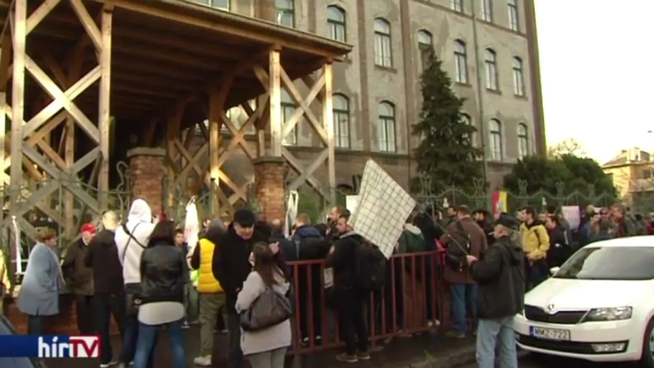 Puklival támadja a Fidesz a reggeli tiltakozókat