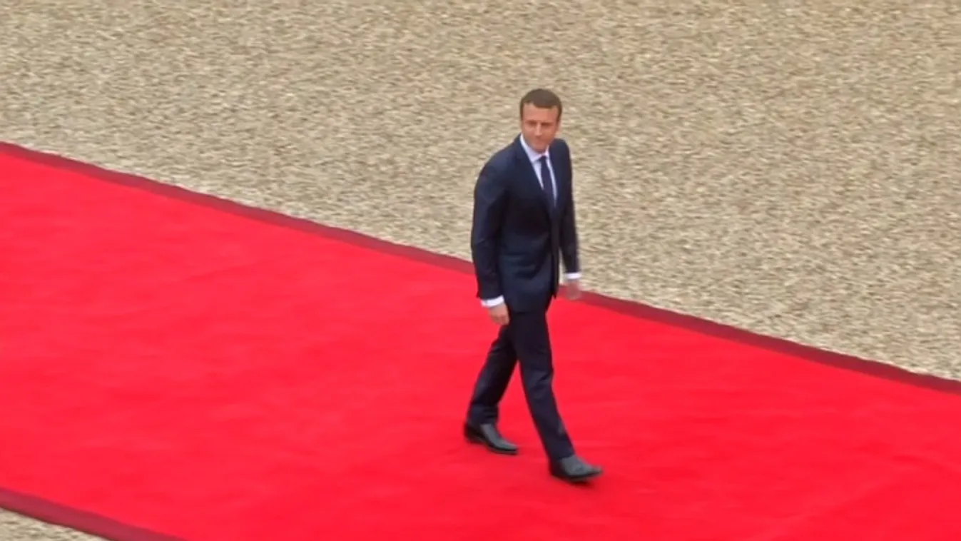 Macron is a vörös szőnyegre lépett