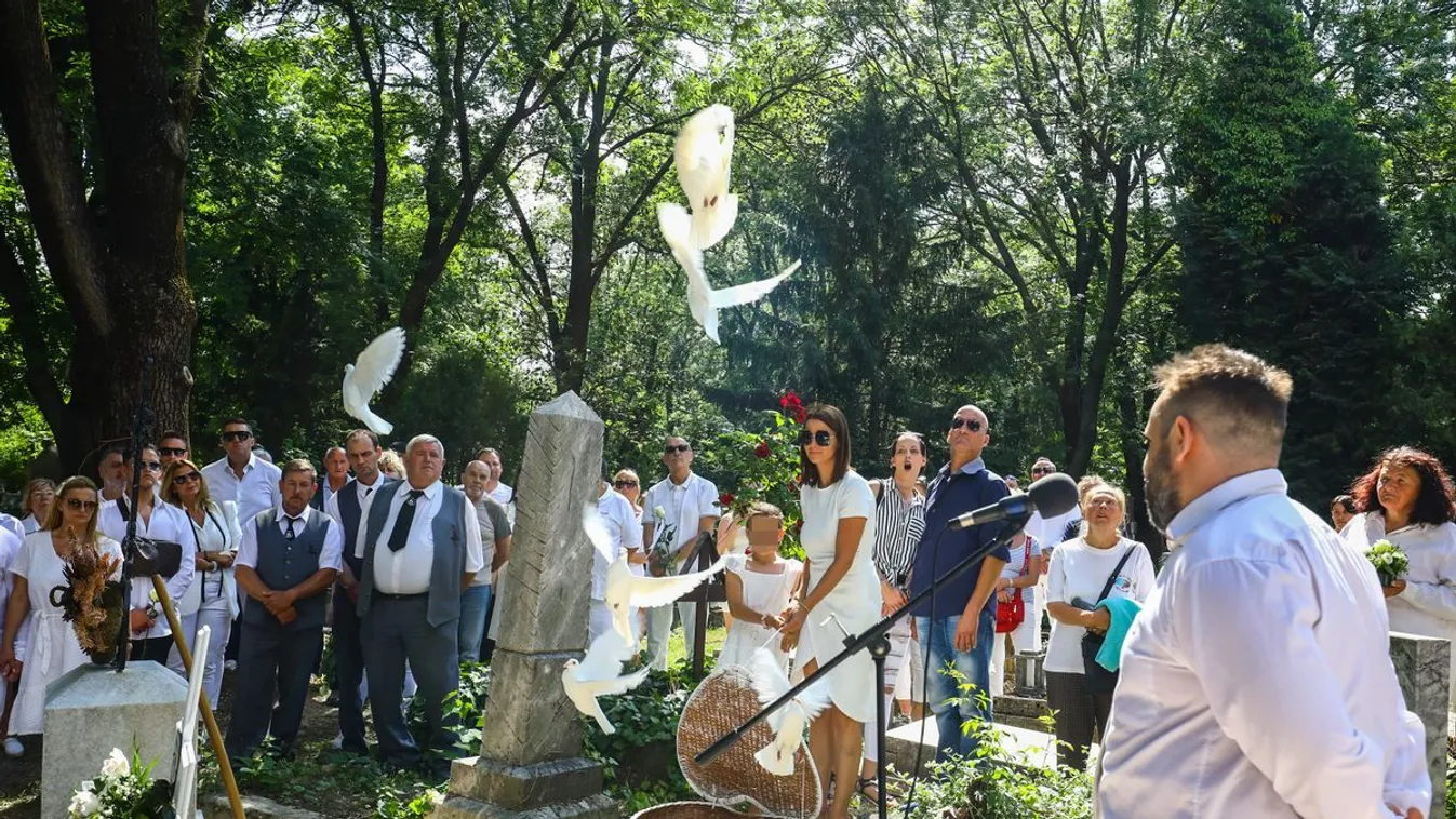 Megindító fotók: Fehér galambokkal búcsúztak Berkitől