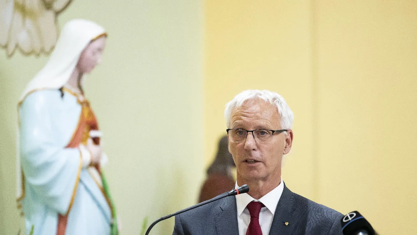 Seszták Miklós ajaki plébános emléktábla avatása kapcsán beszélt a keresztény hit továbbadása fontosságáról