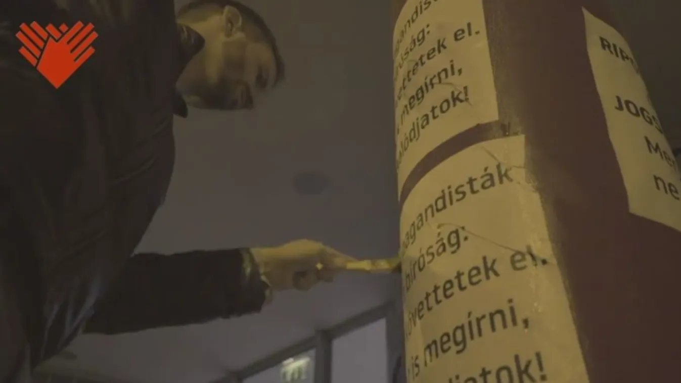 Plakátoltak Gulyásék, mert elmaradt a tudósítás