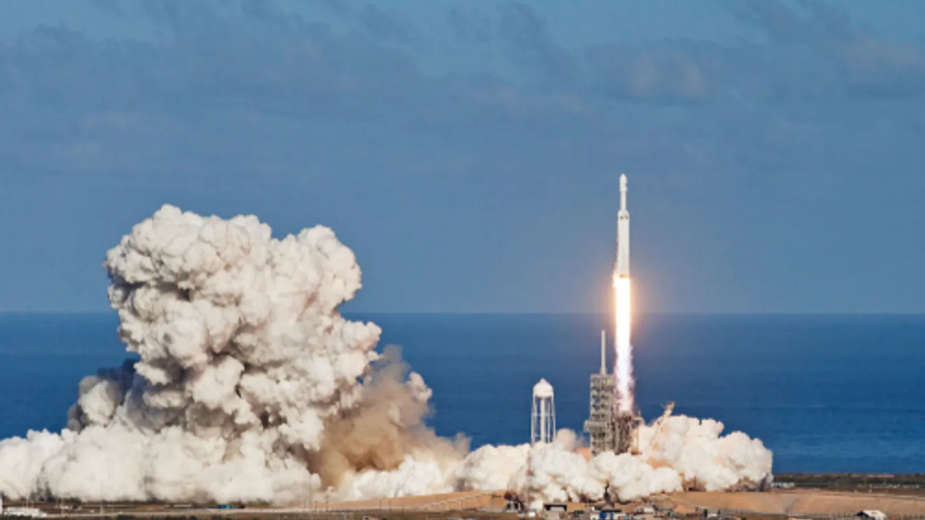 Négy turistát küldene az űrbe 2021 végéig a SpaceX