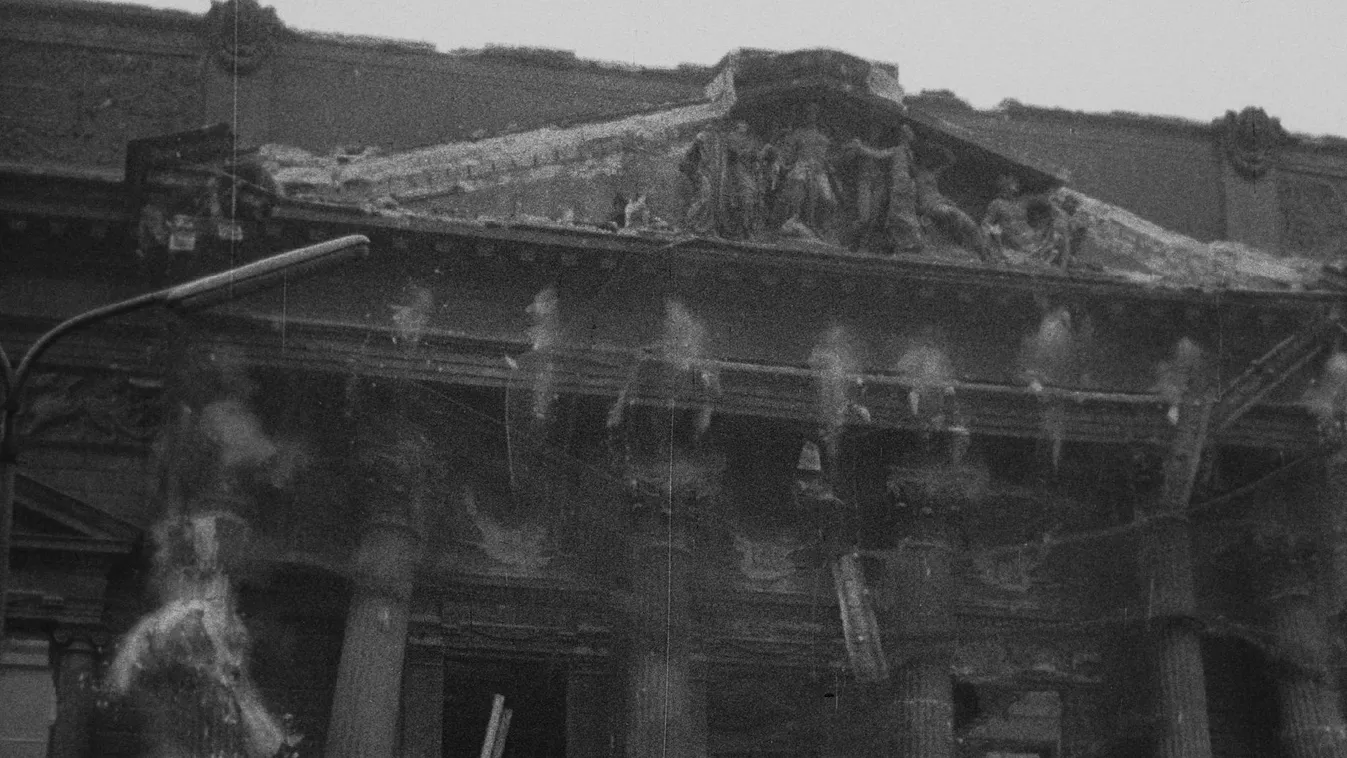 Sosem látott filmfelvétel a Nemzeti Színház 60 évvel ezelőtti felrobbantásáról + videó