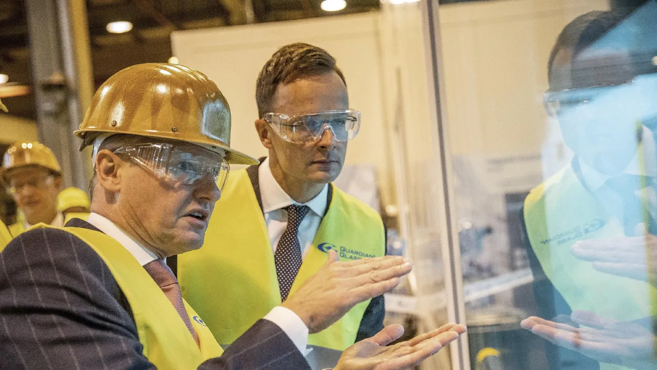 Szijjártó Péter átadta az orosházi Guardian új gyártósorát