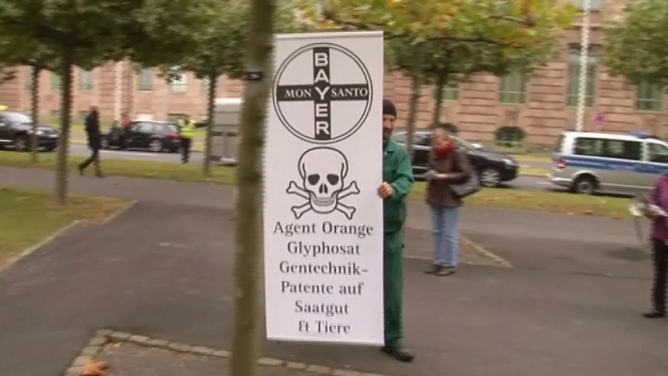 Disznóikkal tüntettek a gazdák a Bayer központjánál