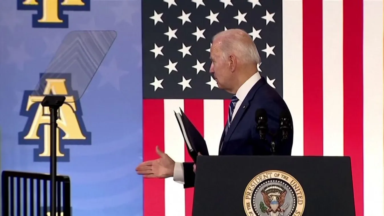 A levegővel próbált kezet fogni Joe Biden