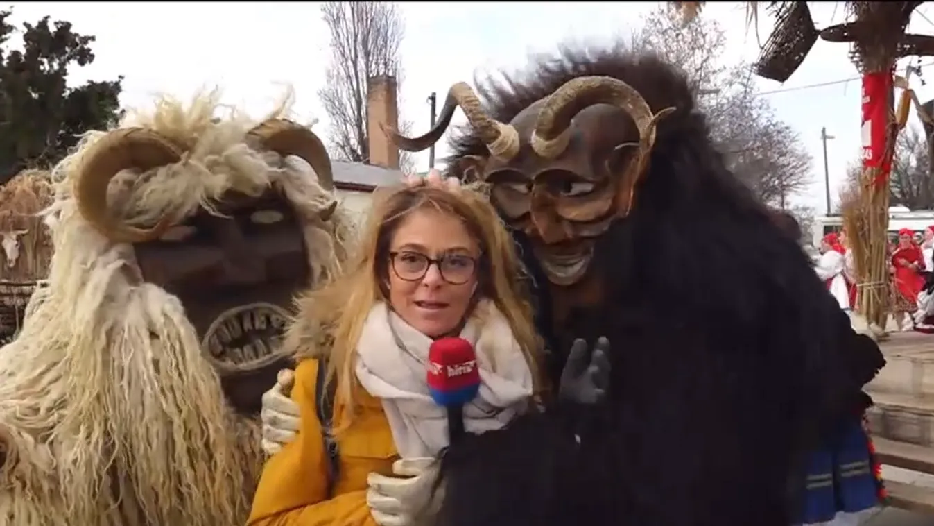 A mohácsi maskarások tettek róla, hogy rendhagyó legyen az élő bejelentkezés a Híradóban + videó
