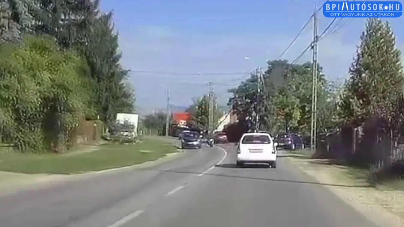 Önbíráskodás: motoros törte le a kocsi tükrét