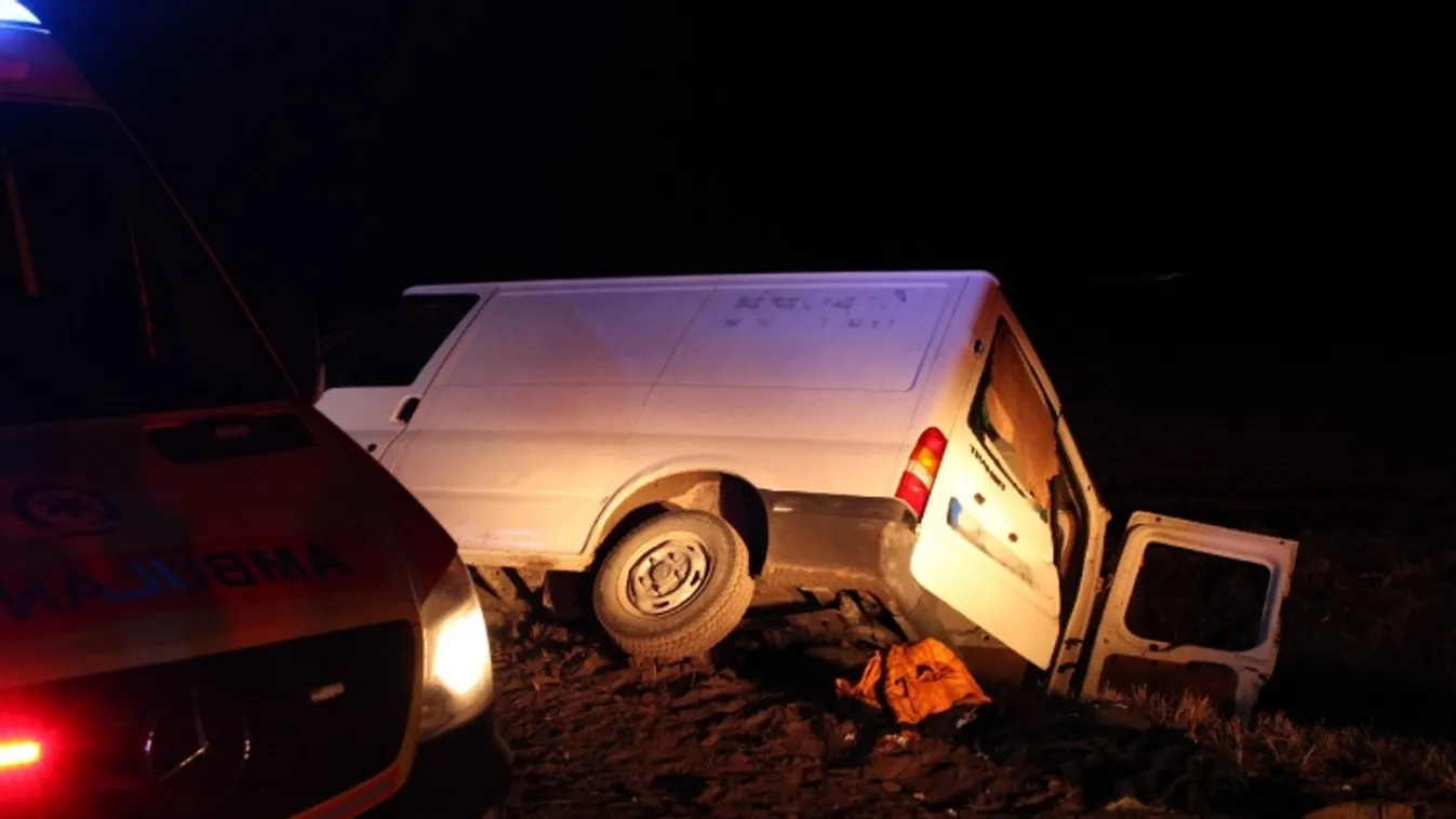 Felborult egy illegális migránsokat szállító kisteherautó