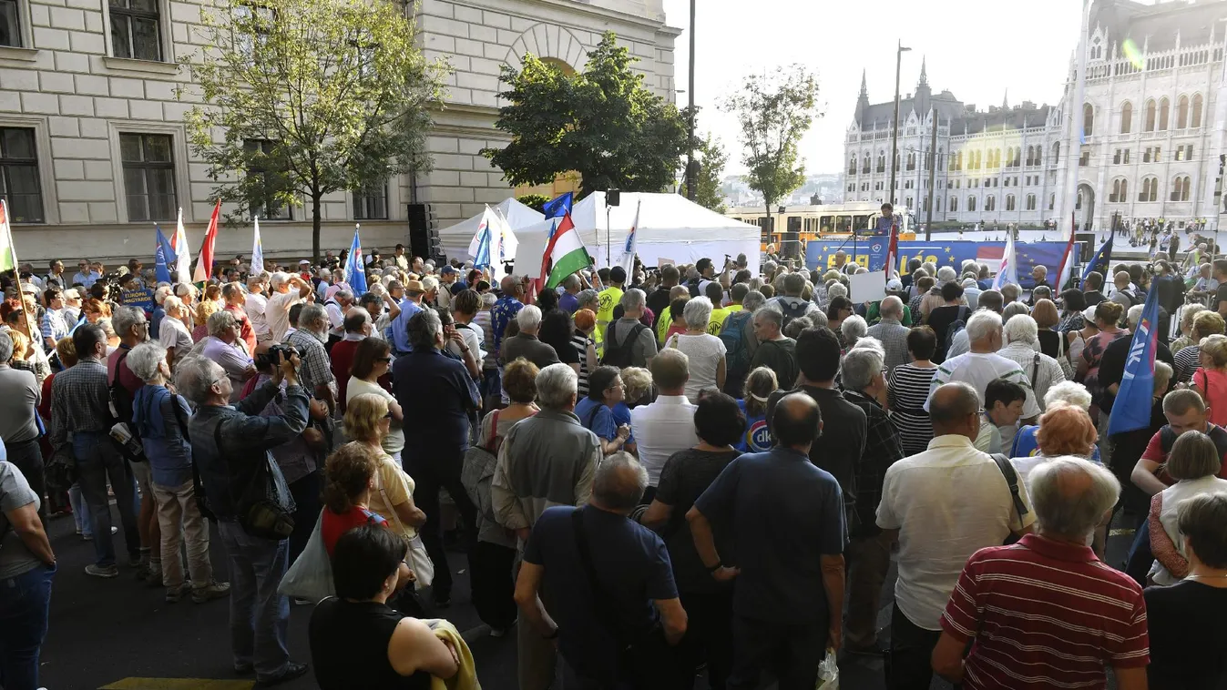 Megtartotta első kormányellenes tüntetését a DK