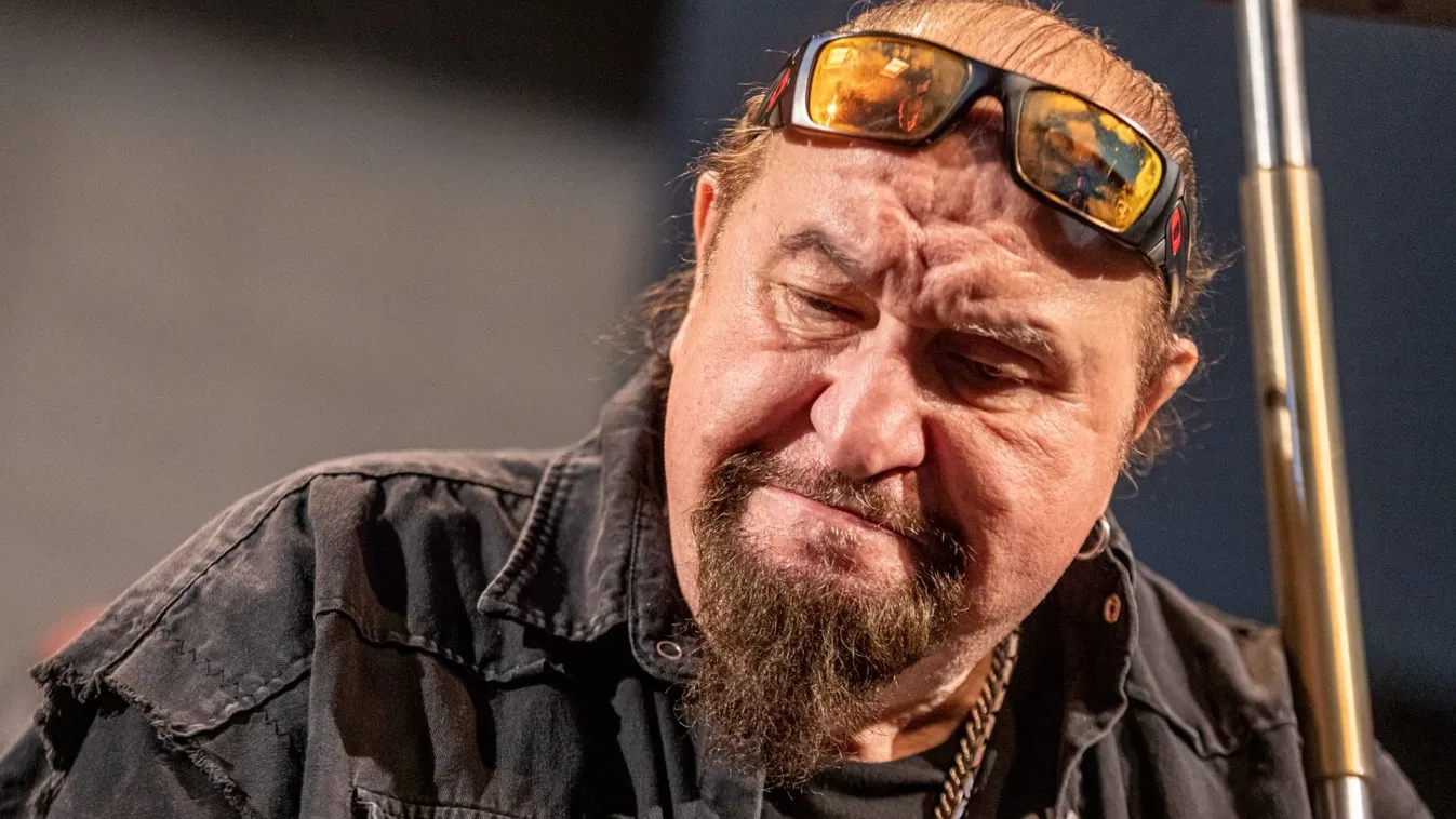 Rosszindulatú daganatot találtak a magyar énekes feleségénél