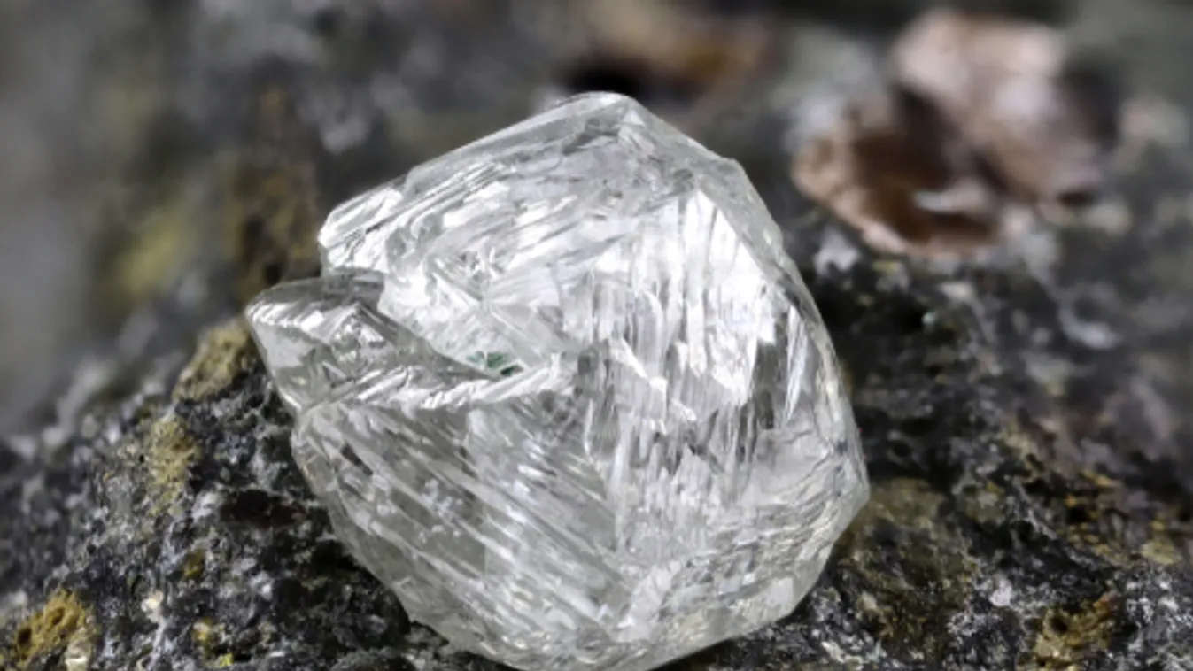 Legalább 48 millió dolláros rekordárat remélnek egy árverésen a világ legnagyobb kék gyémántjáért