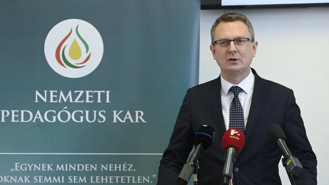 Februárban minden tanár emelt fizetést kap