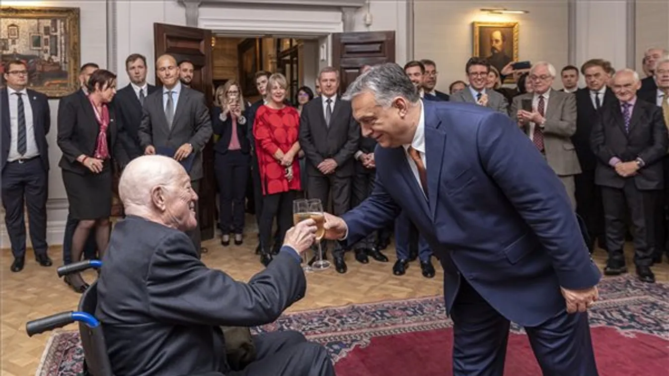 Orbán Viktor kitüntetést adott át a brit író-filozófusnak, Sir Roger Scruton-nak