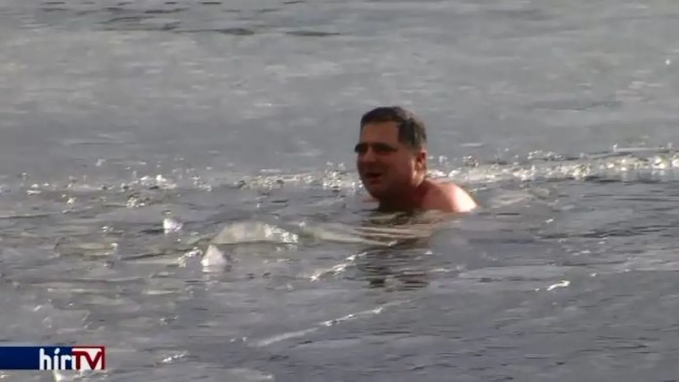 Ismét a jeges vízbe vetette magát a nemzet rozmárja