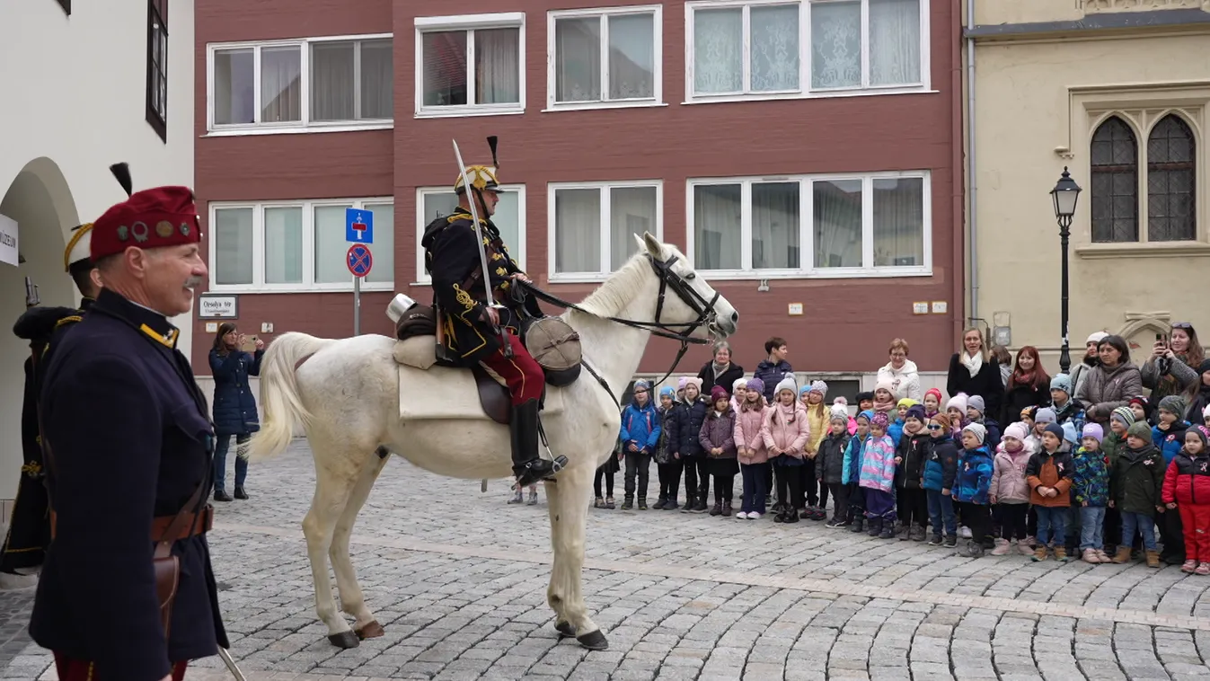 Rendhagyó programmal vártak több száz gyereket a huszár hagyományőrzők + videó