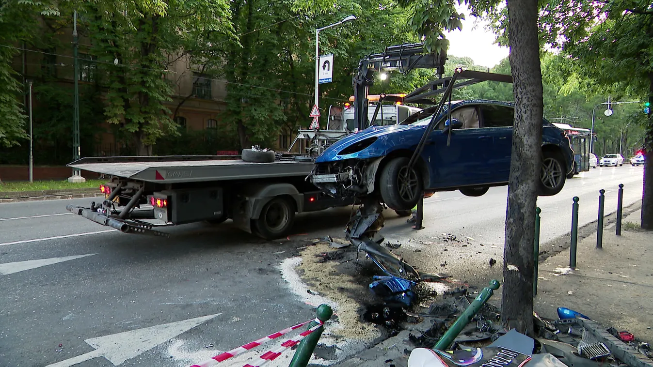 Villanyoszlopnak és tűzcsapnak ütközött egy porsche