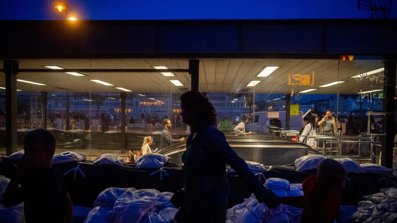 Nem áll meg az M2-es metró a Batthyány téren