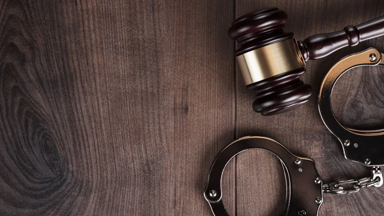 Négy és fél évet kapott a szurkáló utas