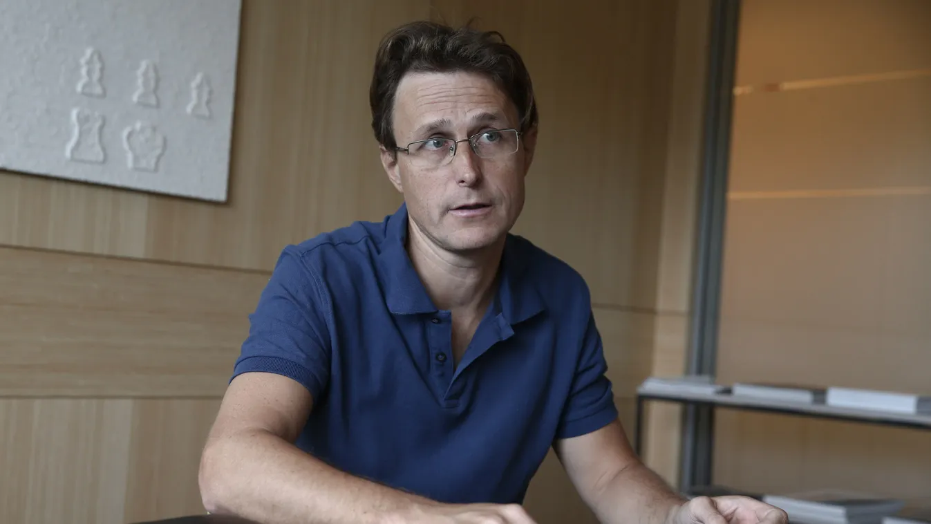 „Ha elfogy a pénz, Orbán kivezethet minket az unióból”