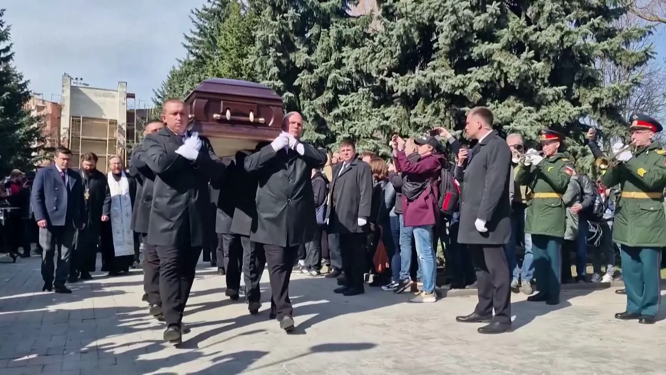 Katonai tiszteletadással temették el a felrobbantott haditudósítót