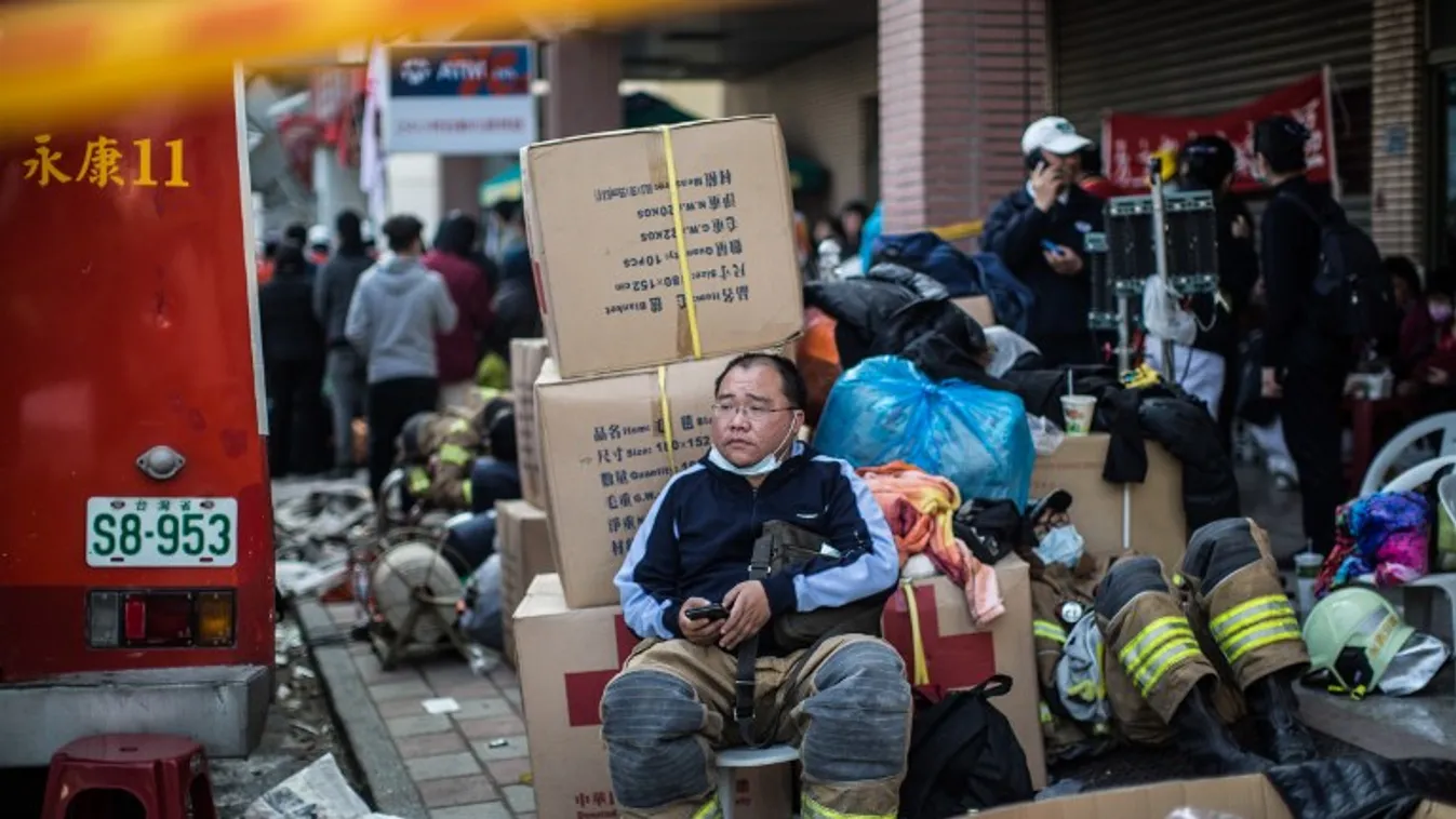 Hat hónapos gyermeket mentettek ki a romok alól
