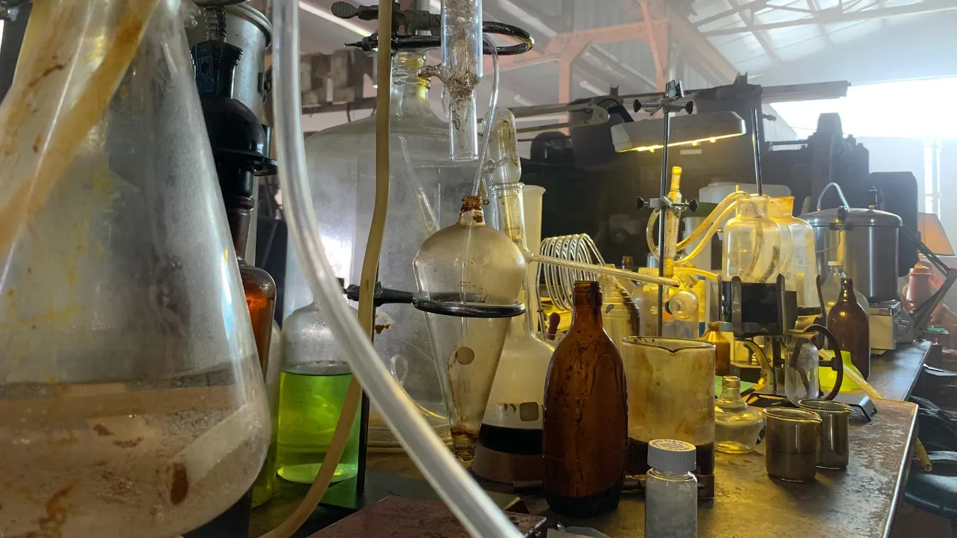 Robbanásveszélyes droglabort találtak a rendőrök egy budapesti bérházban