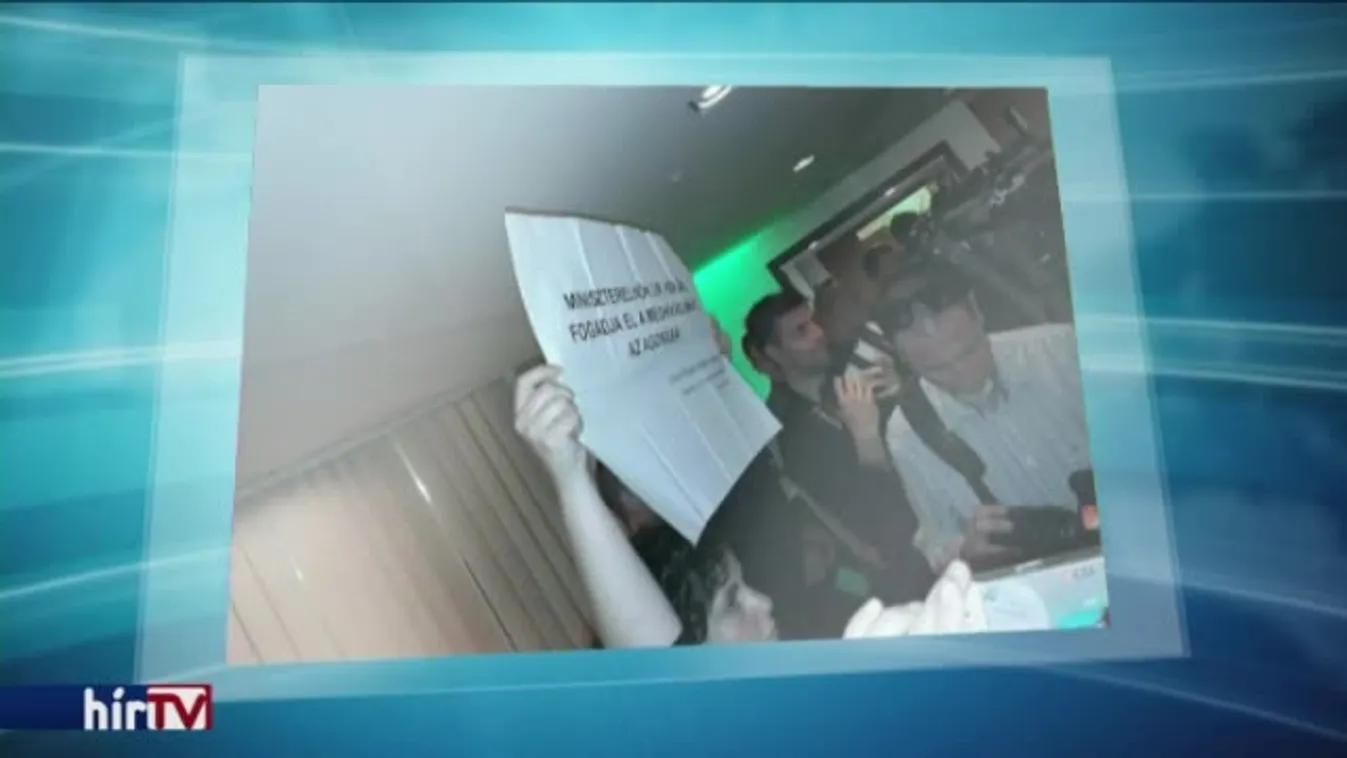 Táblát tartott, elvezette a TEK