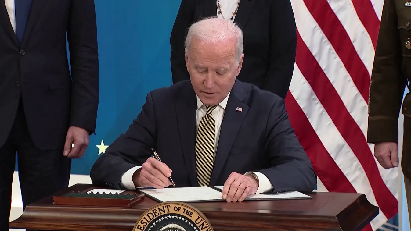 Joe Biden embargót akar az orosz olajra