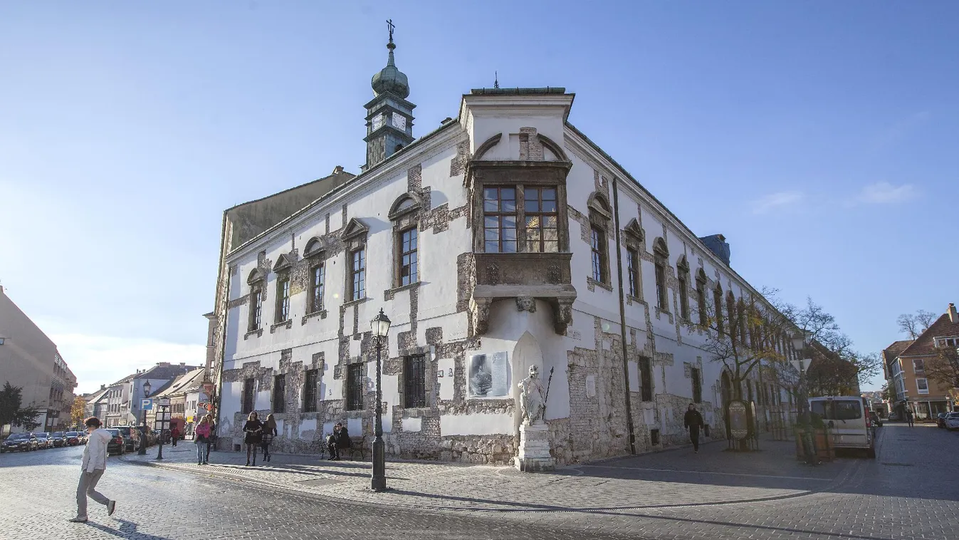 Csúszik a budai városháza átalakítása