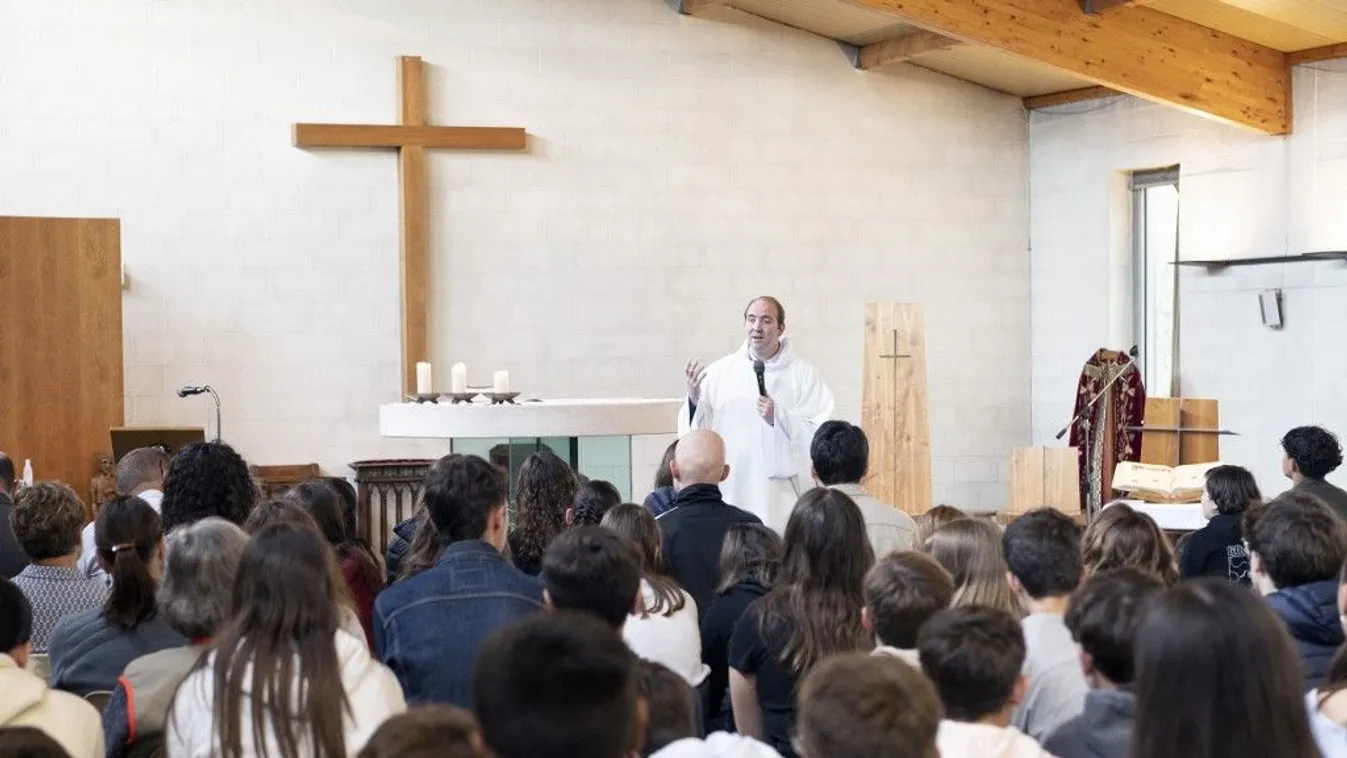 Egy új lengyel szabályozás értelmében kevesebb diák járhatna az iskolai hittanórákra