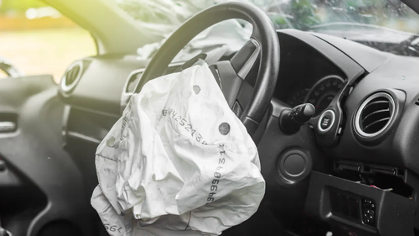 Épületnek csapódott egy taxis Zuglóban